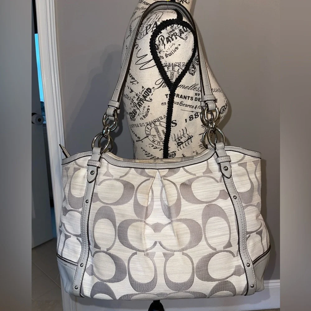 COACH VINTAGE ALEXANDRA CANVAS /LEATHER SHOULDER BAG.          B-157 - Picture 2 of 14